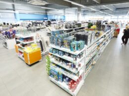 'low cost' com milhares de produtos a 2 euros abre duas lojas em guimarães (e cria 44 empregos)