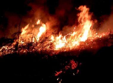 Mais de 40 operacionais e meio aéreo combatem incêndio que deflagrou de noite em arcos de valdevez