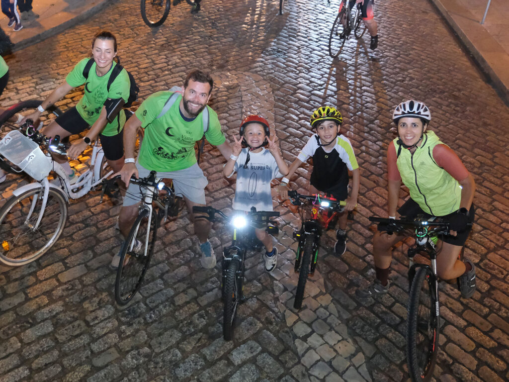 Mais de 500 pedalaram por viana à noite