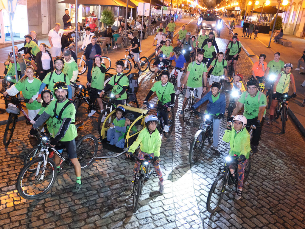 Mais de 500 pedalaram por viana à noite