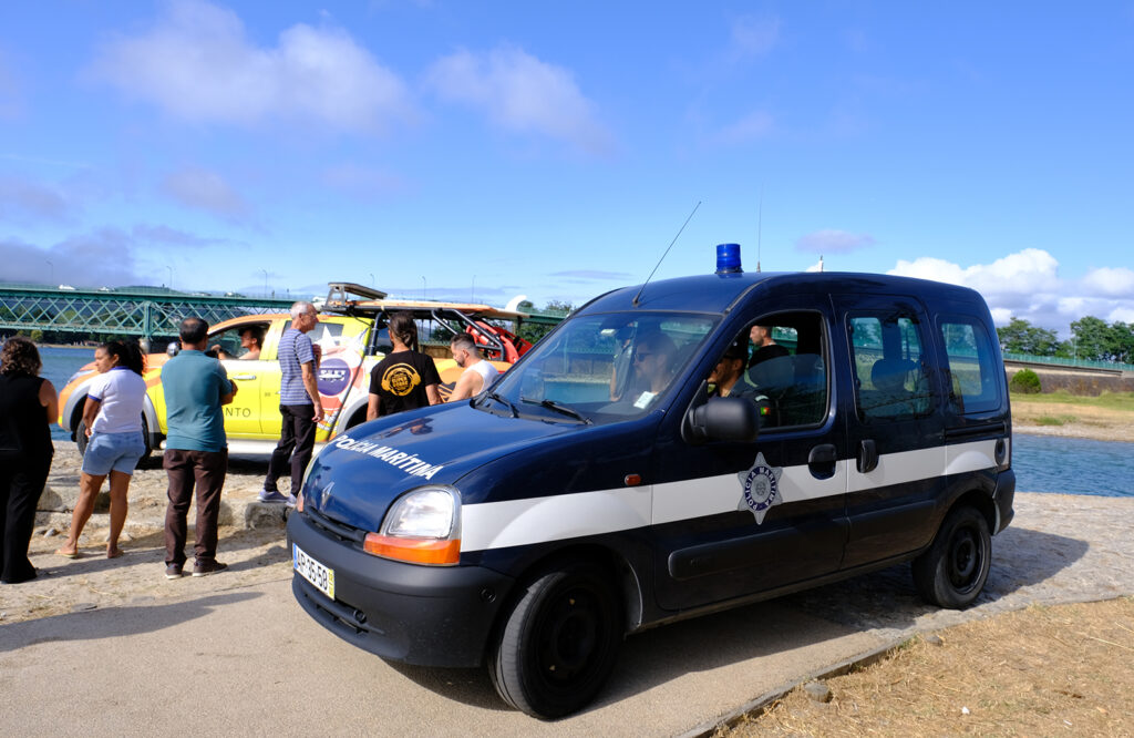 Jovens resgatados com vida após serem arrastados no rio lima em viana 11 Jovens resgatados com vida após serem arrastados no rio lima em viana