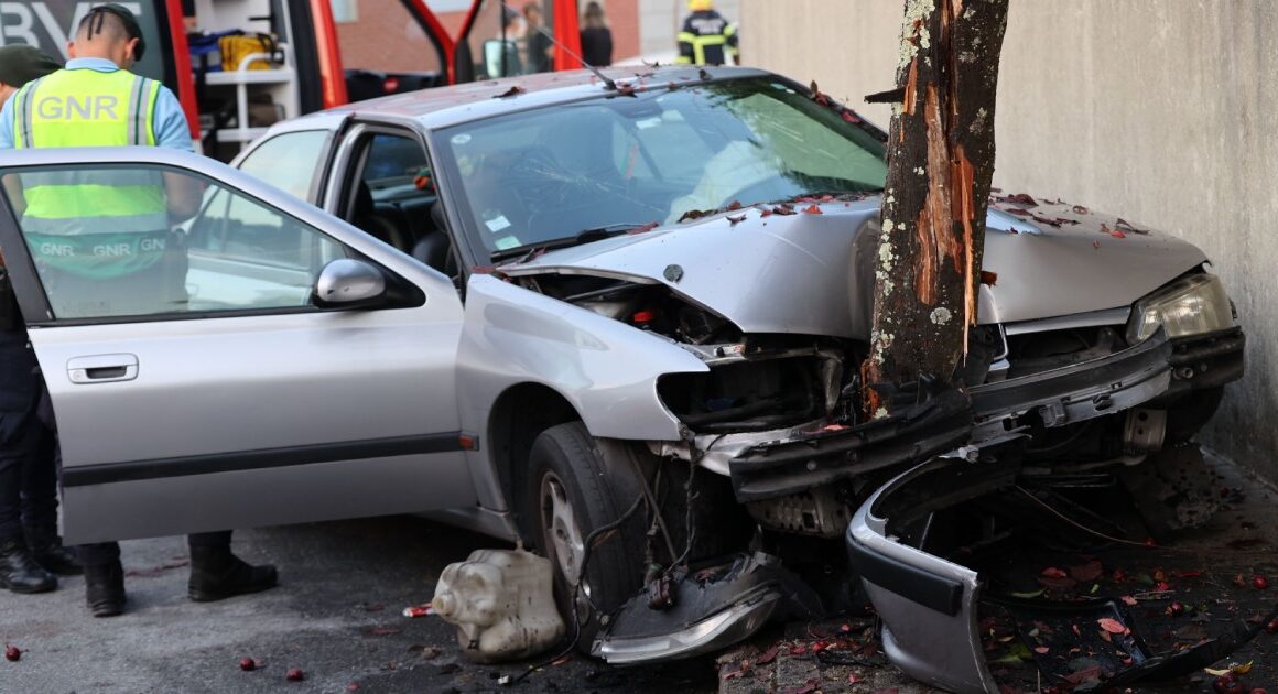 Ferido grave em despiste de carro contra árvore em fafe