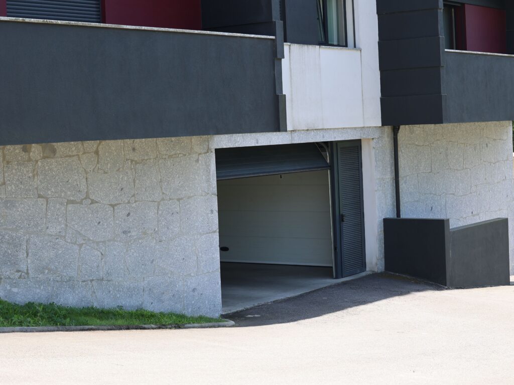 Assaltam garagens de prédio em fafe e levam bicicletas, ferramentas e vinho 6 Assaltam garagens de prédio em fafe e levam bicicletas, ferramentas e vinho
