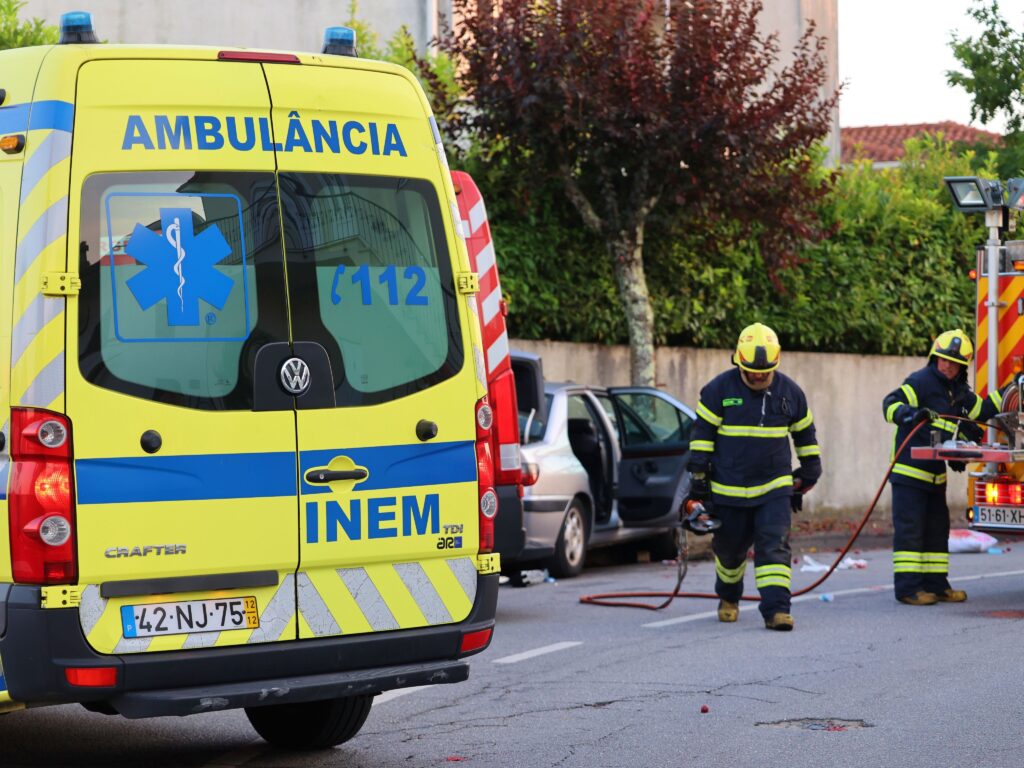 Ferido grave em despiste de carro contra árvore em fafe 6 Ferido grave em despiste de carro contra árvore em fafe