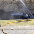 Carro destruído pelas chamas em braga. Fogo alastra à vegetação