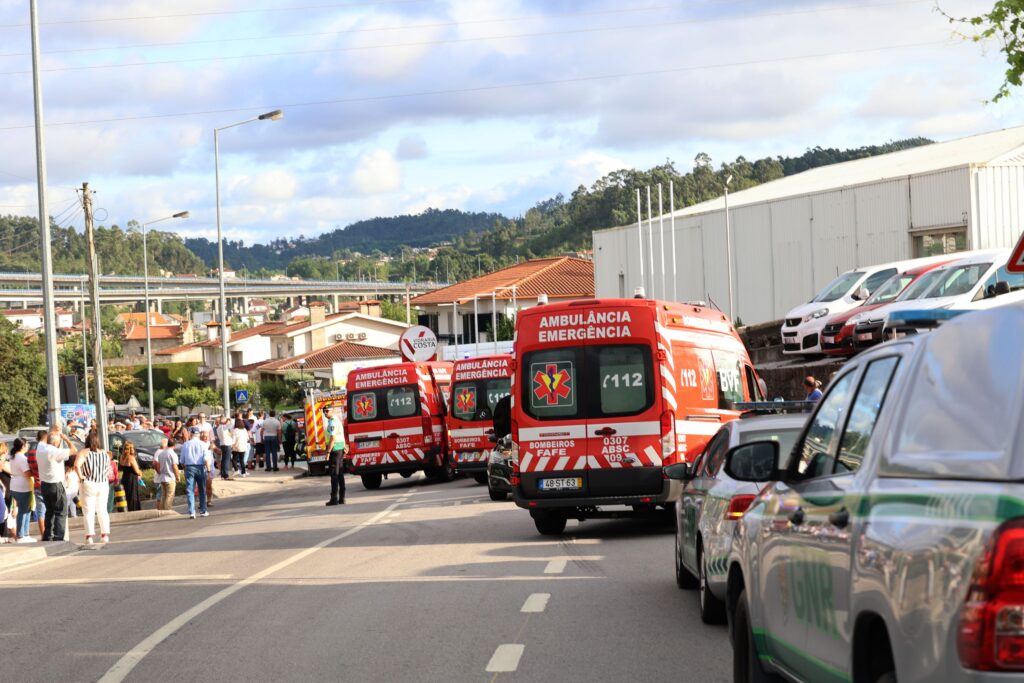 Quatro feridos após capotamento em fafe. Bebé escapa ileso 7 Quatro feridos após capotamento em fafe. Bebé escapa ileso