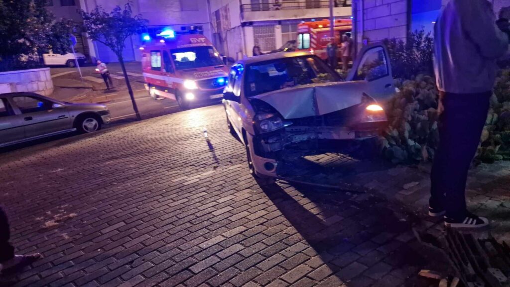 Galga passeio, invade jardim e embate contra edifício em fafe 7 Galga passeio, invade jardim e embate contra edifício em fafe