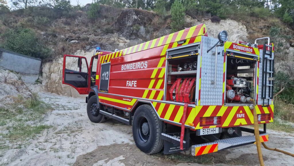 Bombeiro ferido durante incêndio em fafe 8 Bombeiro ferido durante incêndio em fafe