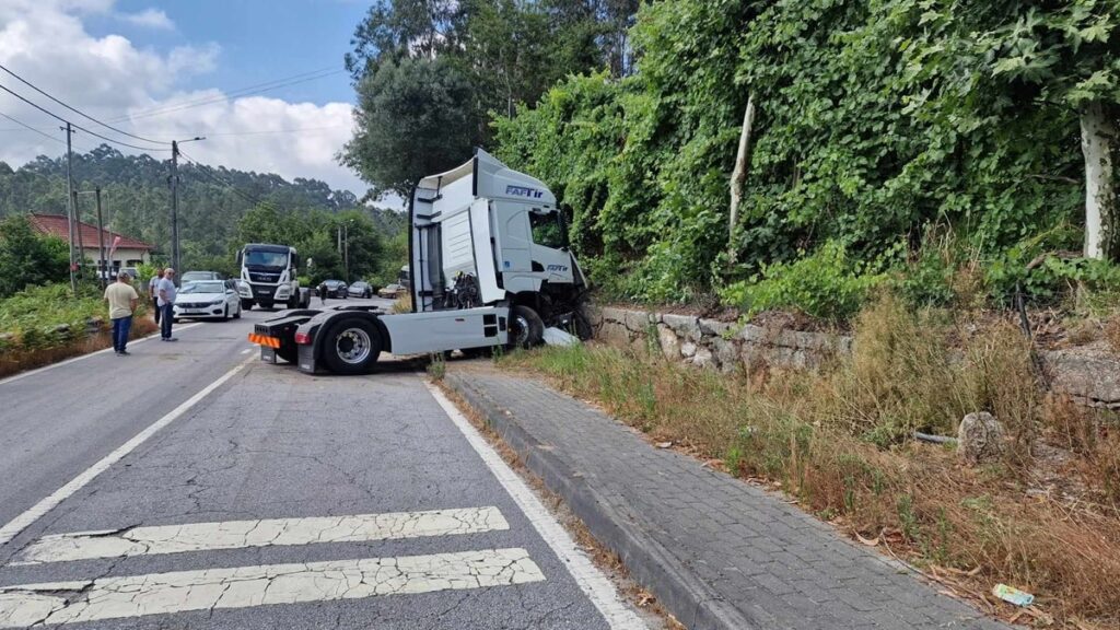 Fafe: camião despista-se, bate em carrinha e acaba enfaixado num muro