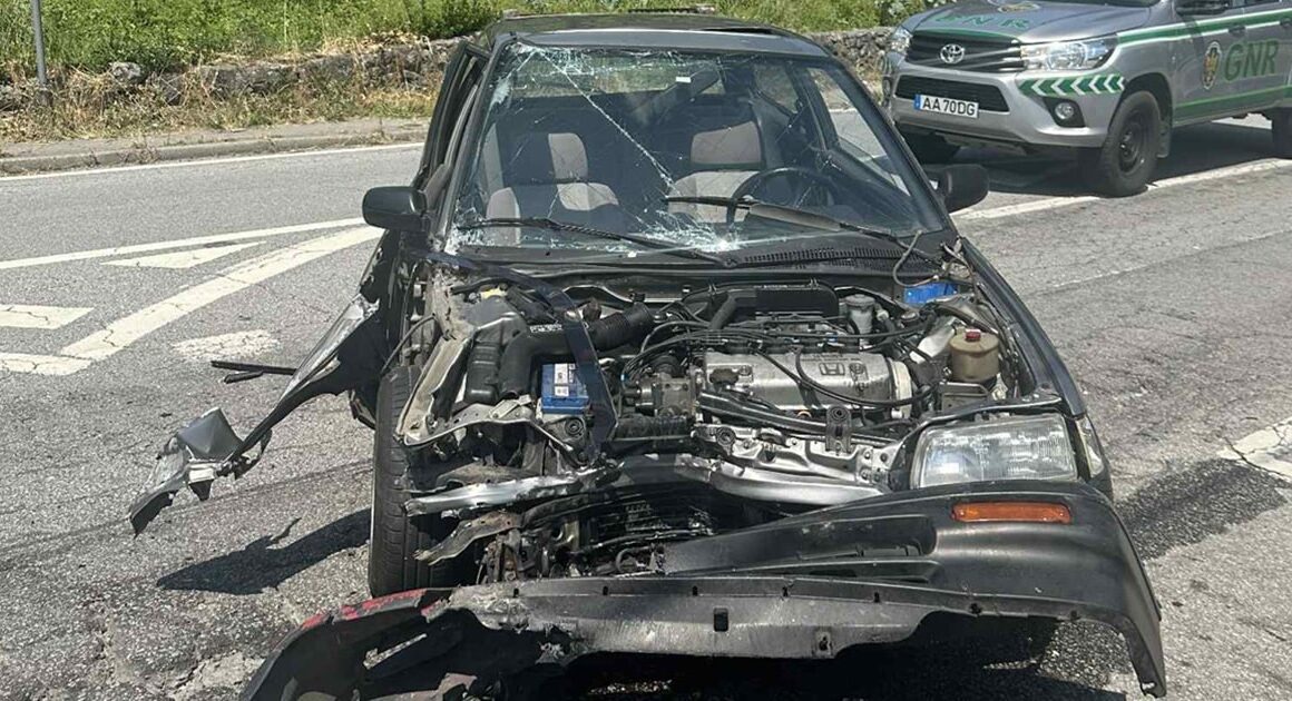 Até o capô do carro 'saltou' numa colisão que deixou jovem ferido em fafe