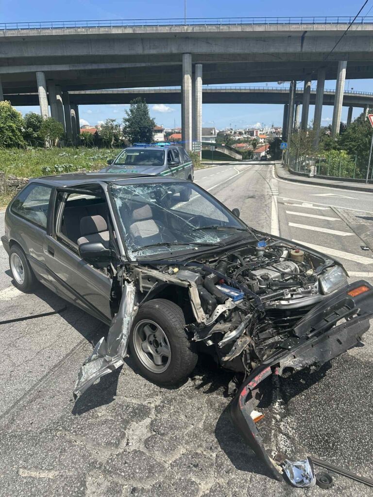 Até o capô do carro 'saltou' numa colisão que deixou jovem ferido em fafe 8 Até o capô do carro 'saltou' numa colisão que deixou jovem ferido em fafe