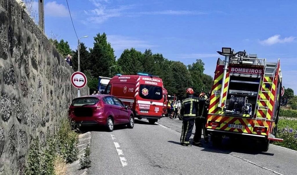 Três feridos após colisão em famalicão 7 Três feridos após colisão em famalicão