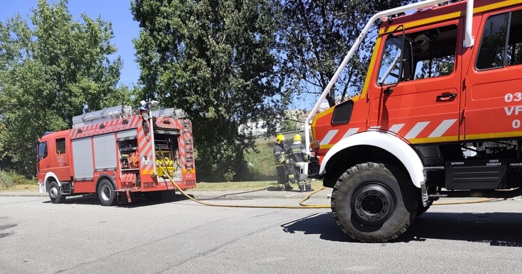 Carro destruído pelas chamas em braga. Fogo alastra à vegetação 6 Carro destruído pelas chamas em braga. Fogo alastra à vegetação