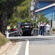 Carro destrói semáforo e acaba capotado em viana