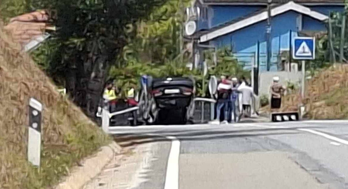 Carro destrói semáforo e acaba capotado em viana