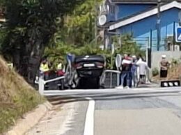 Carro destrói semáforo e acaba capotado em viana