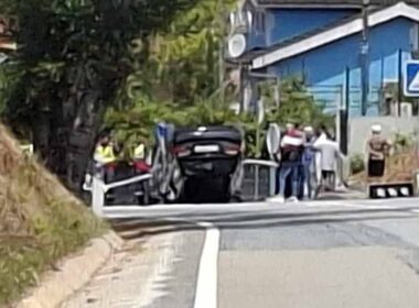 Carro destrói semáforo e acaba capotado em viana