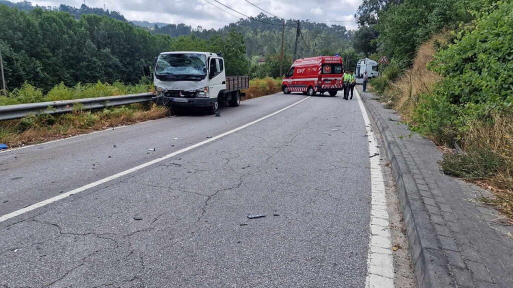 Fafe: camião despista-se, bate em carrinha e acaba enfaixado num muro