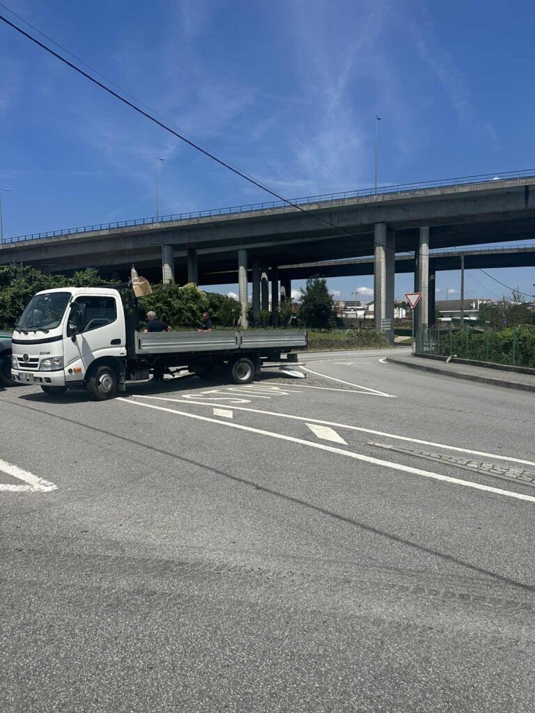 Até o capô do carro 'saltou' numa colisão que deixou jovem ferido em fafe 6 Até o capô do carro 'saltou' numa colisão que deixou jovem ferido em fafe