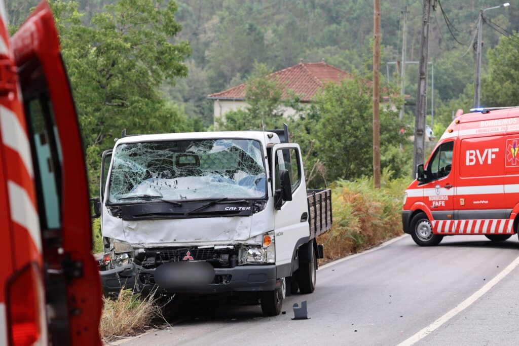 Fafe: camião despista-se, bate em carrinha e acaba enfaixado num muro