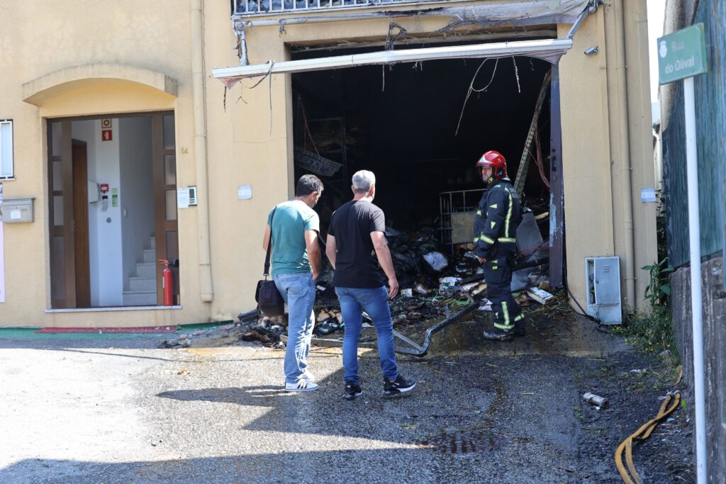 Guimarães: fábrica de panificação destruída pelas chamas