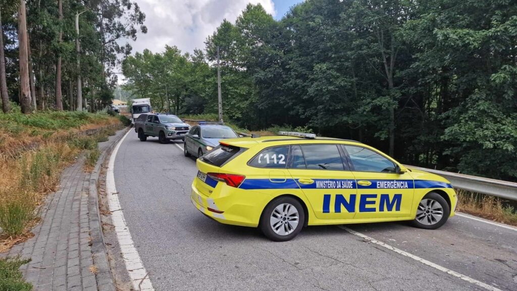 Fafe: camião despista-se, bate em carrinha e acaba enfaixado num muro