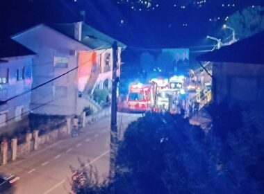 Jovem de 21 anos em estado grave após colisão nas taipas