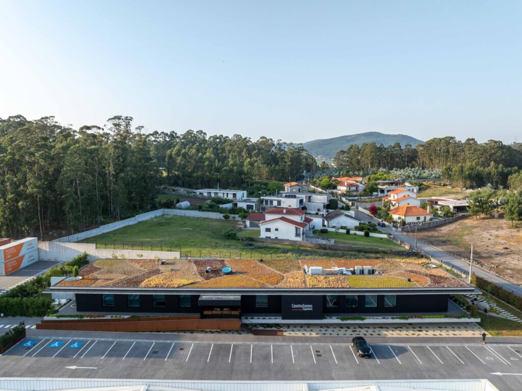 Barcelos: o telhado da nova sede da construgomes é um autêntico espaço verde