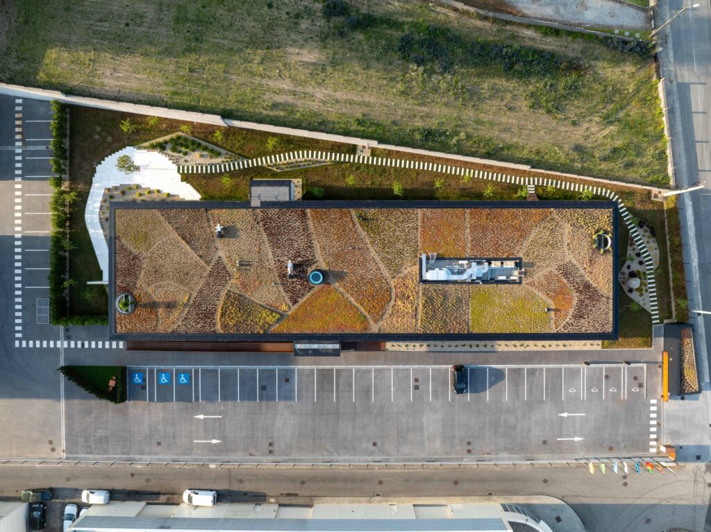 Barcelos: o telhado da nova sede da construgomes é um autêntico espaço verde