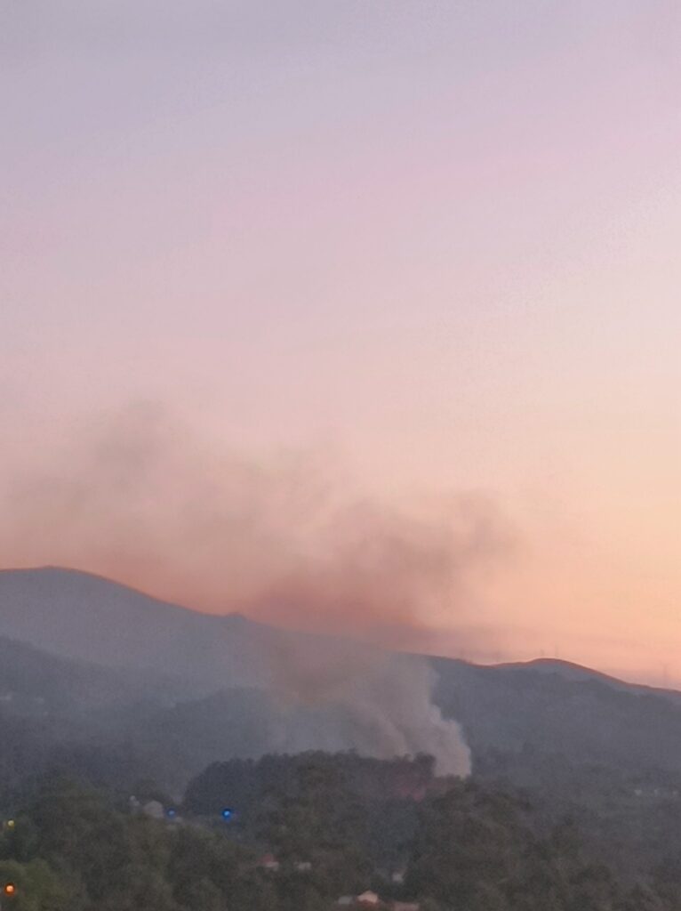Sete incêndios deflagram ao cair da noite no minho