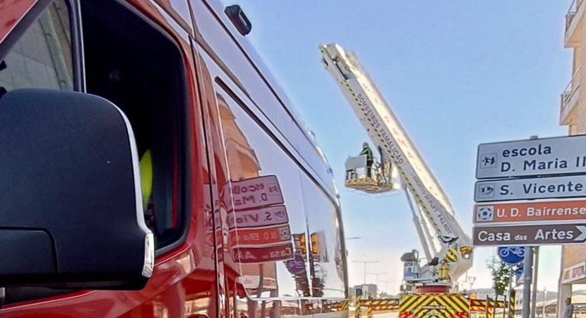 Famalicão: bombeiros usam plataforma elevatória para resgatar idosa do 6. º andar