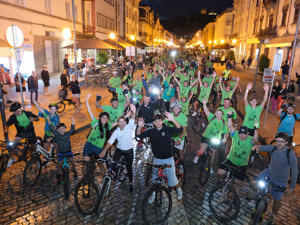 Mais de 500 pedalaram por viana à noite