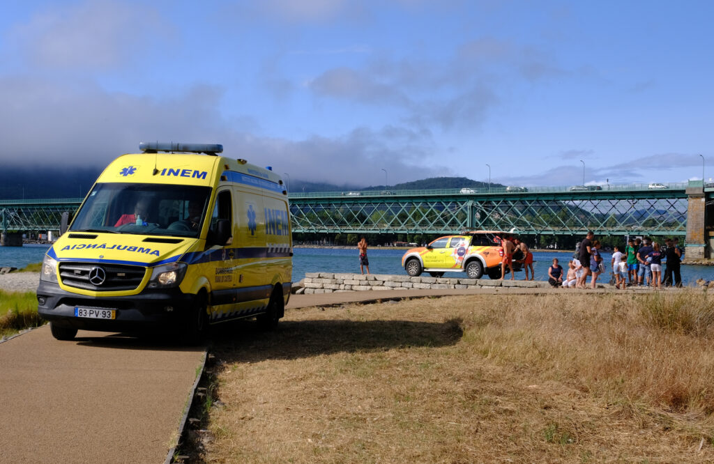 Jovens resgatados com vida após serem arrastados no rio lima em viana 8 Jovens resgatados com vida após serem arrastados no rio lima em viana