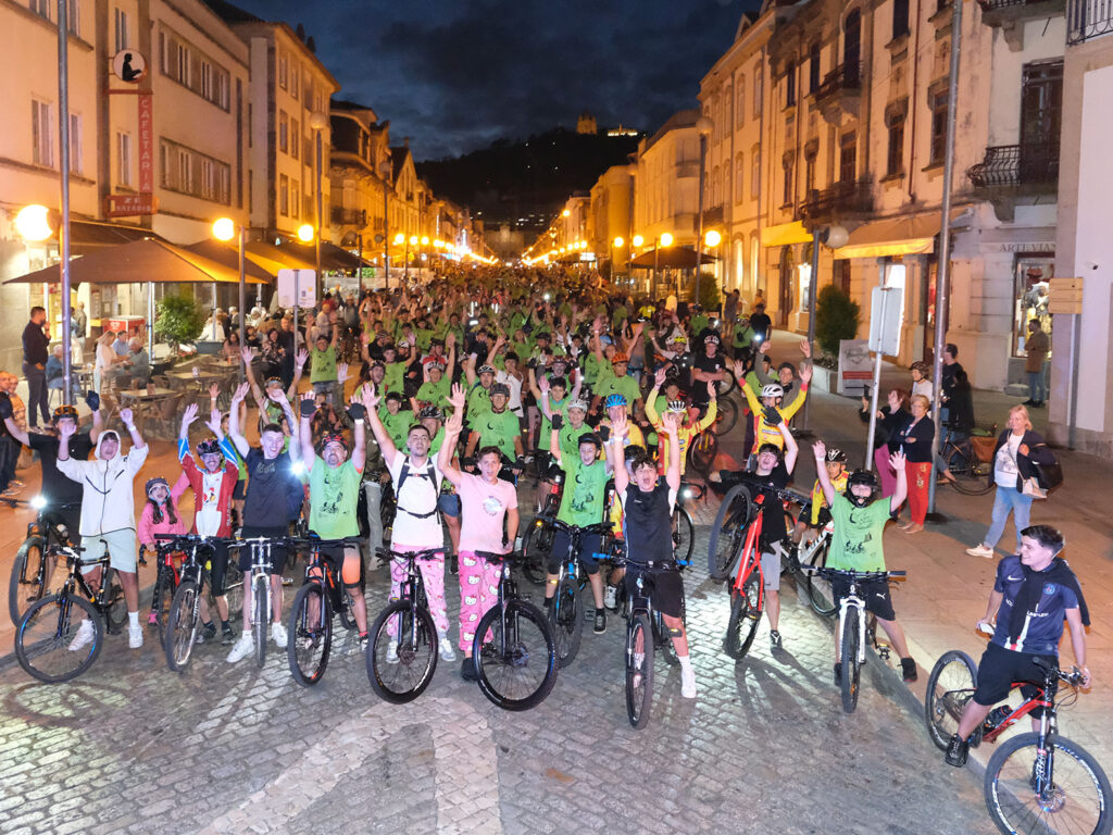 Mais de 500 pedalaram por viana à noite