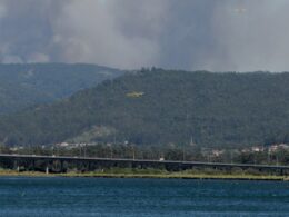 Canadairs abastecem em viana para combater grande incêndio em ponte de lima