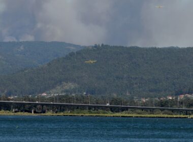 'fireboss' abastecem em viana para combater grande incêndio em ponte de lima