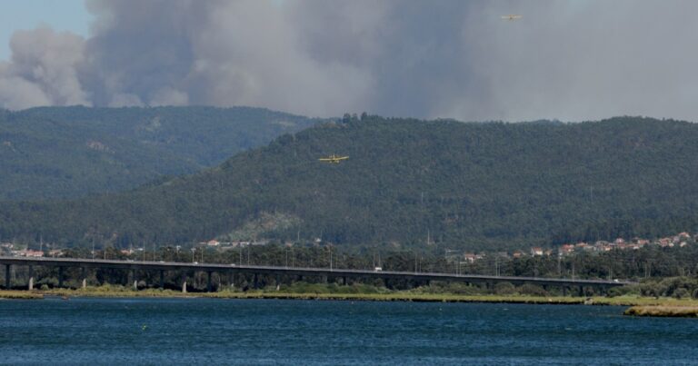 Canadairs abastecem em viana para combater grande incêndio em ponte de lima