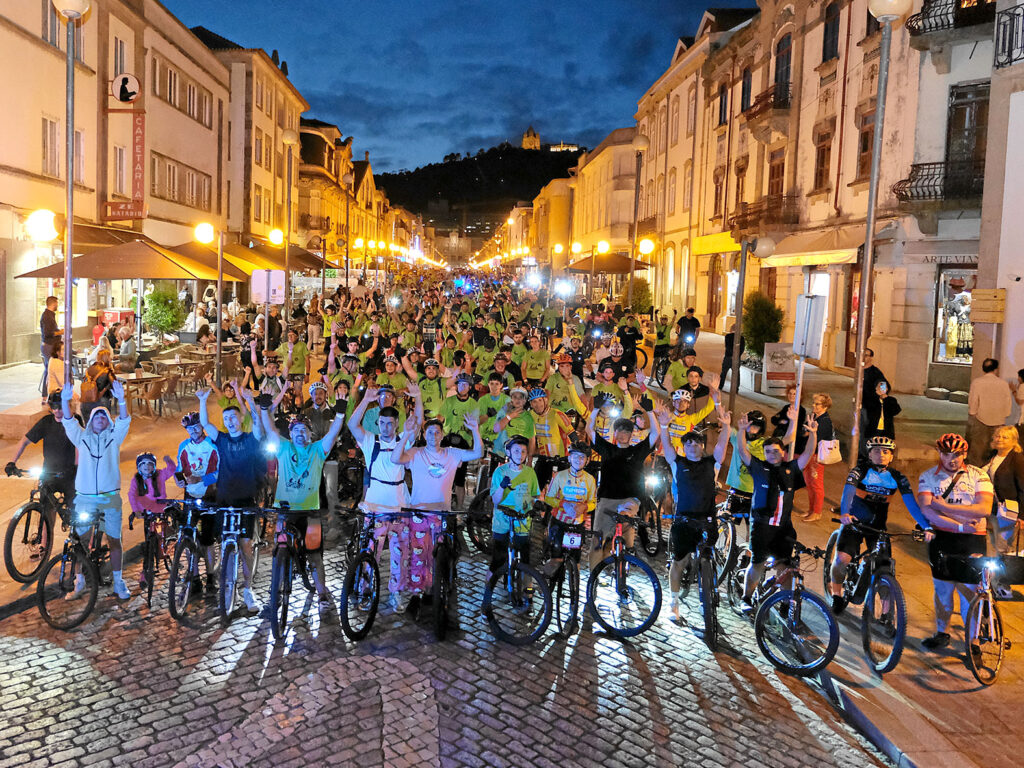 Mais de 500 pedalaram por viana à noite