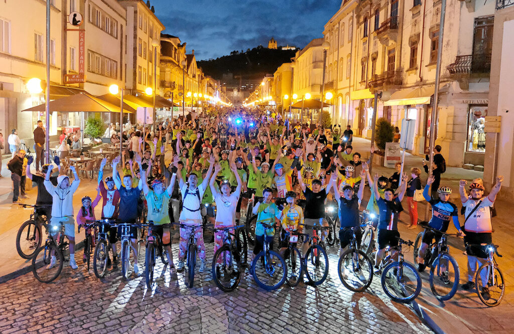 Mais de 500 pedalaram por viana à noite