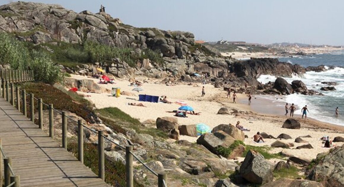 Banhos proibidos em praia de vila do conde após descarga poluente