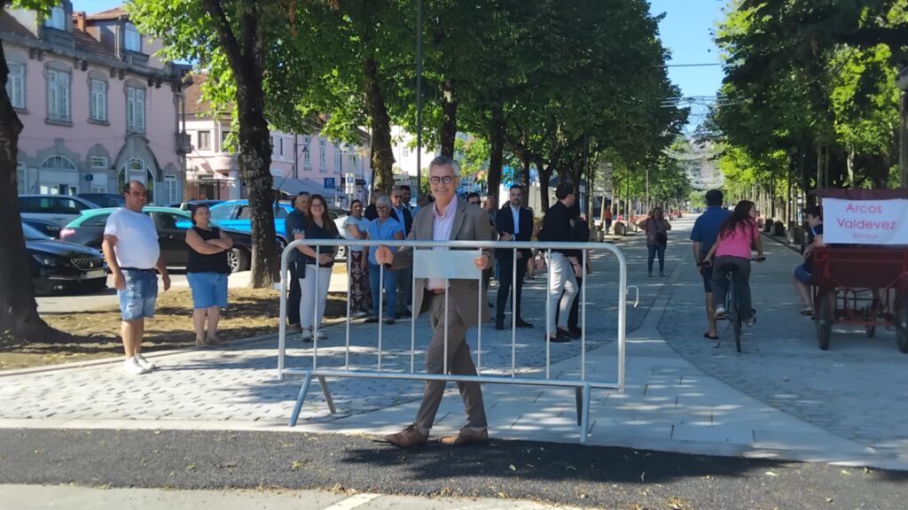Alcatrão substituído por pedra tradicional na principal avenida de arcos de valdevez