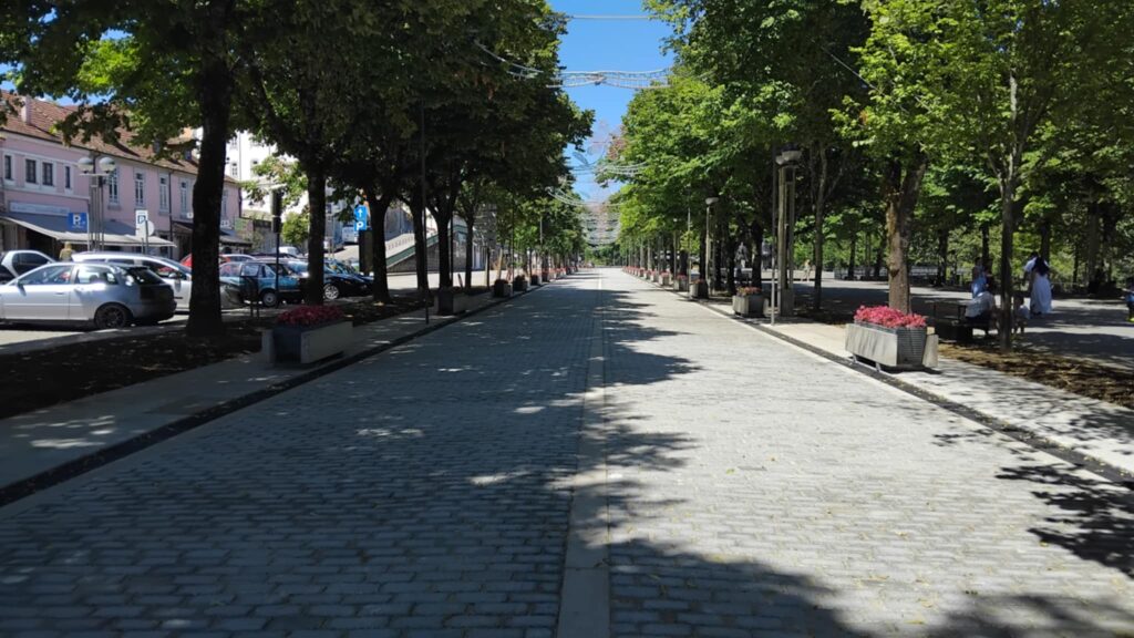 Alcatrão substituído por pedra tradicional na principal avenida de arcos de valdevez