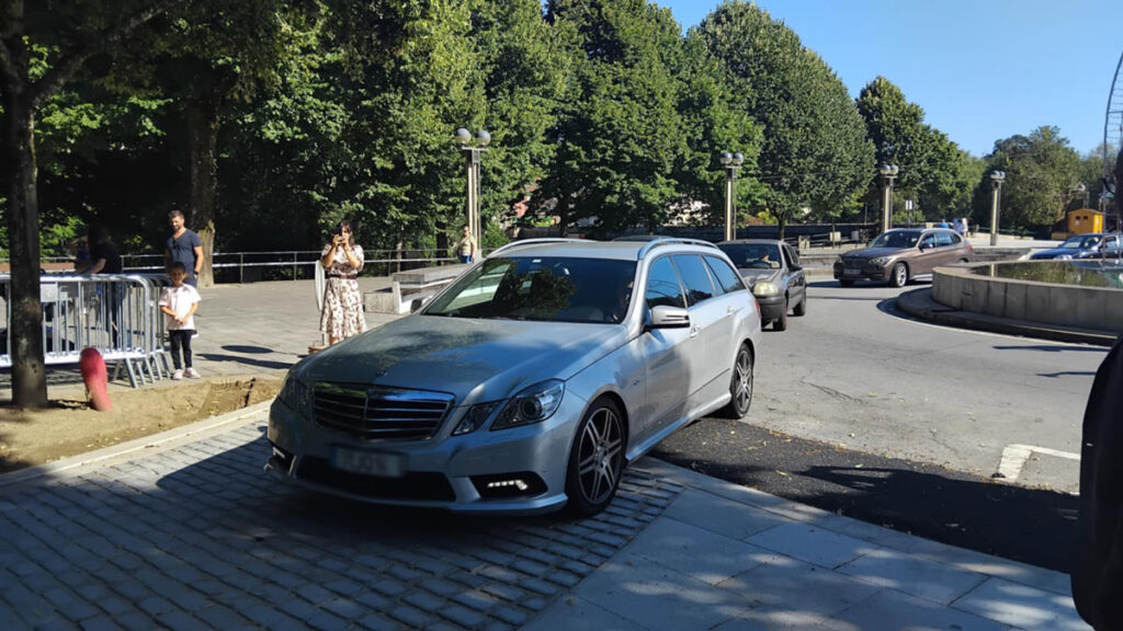 Alcatrão substituído por pedra tradicional na principal avenida de arcos de valdevez