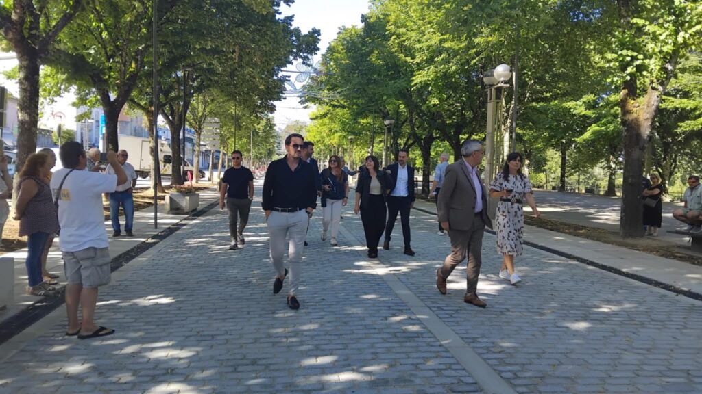 Alcatrão substituído por pedra tradicional na principal avenida de arcos de valdevez