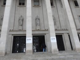 'precária' de recluso que assaltou o santander de braga cria 'guerra' entre juíza e advogada
