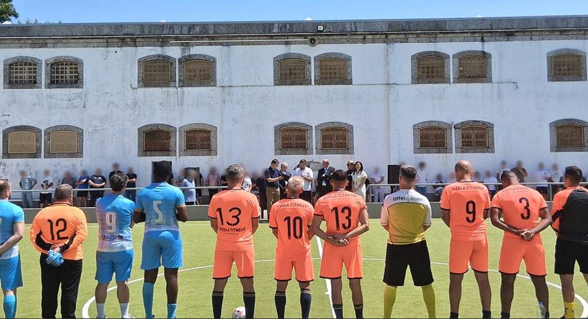 Padres de braga e reclusos 'frente-a-frente' no novo relvado da cadeia de guimarães