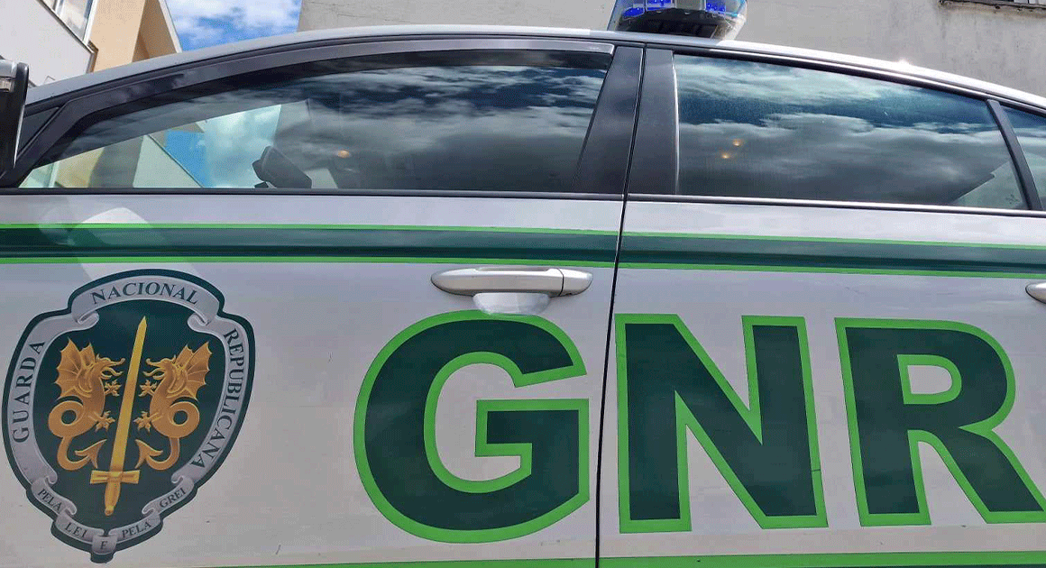 Tentam atropelar gnr no parque de estacionamento de supermercado em vieira do minho