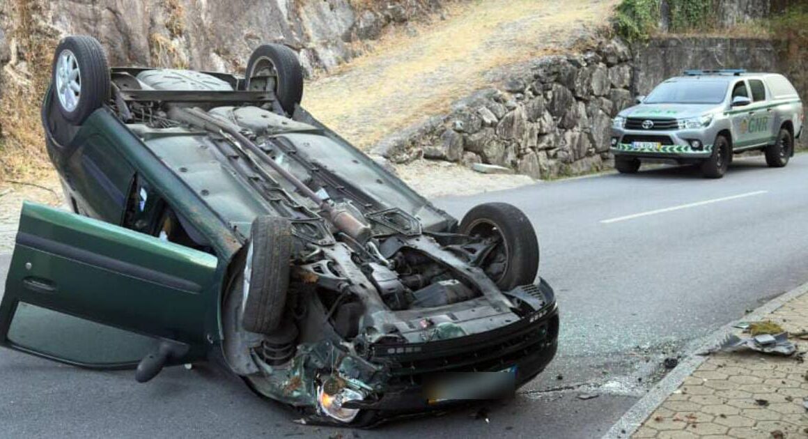 Jovem de 20 anos ferida em capotamento no gerês