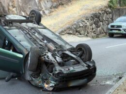 Jovem de 20 anos ferida em capotamento no gerês