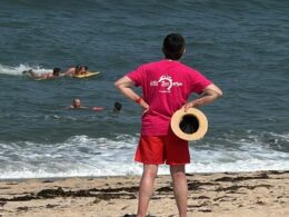 Nadadores-salvadores salvam família em apuros no mar da póvoa de varzim